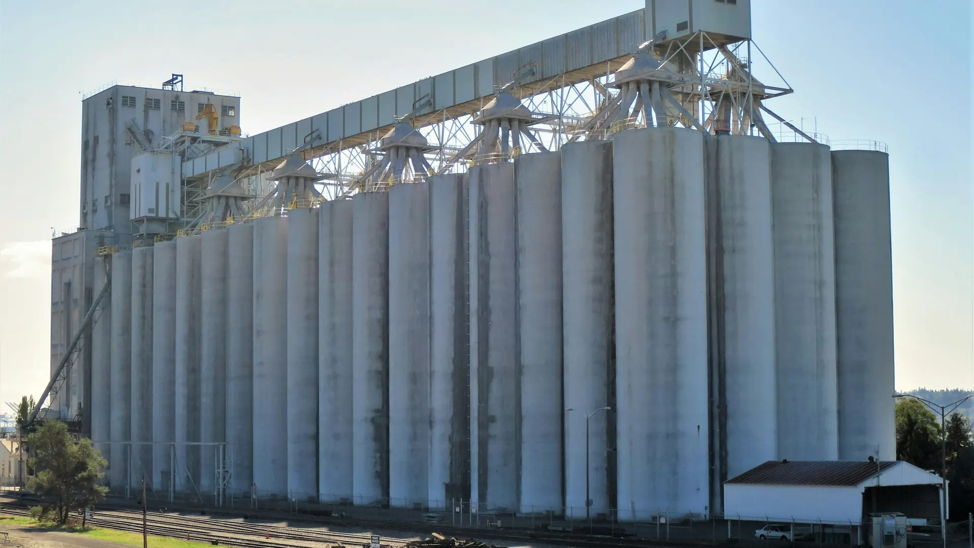 Grain storage terminal, commodity supply chain infrastructure